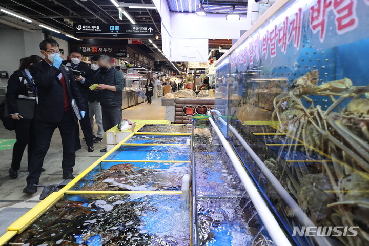 [서울=뉴시스] 국립수산물품질관리원 관계자들이 지난 2023년 1월11일 오후 서울 송파구 가락시장 내 수산물코너에서 수산물 원산지 특별단속을 하고 있다. 2025.03.09. (사진=뉴시스 DB) photo@newsis.com