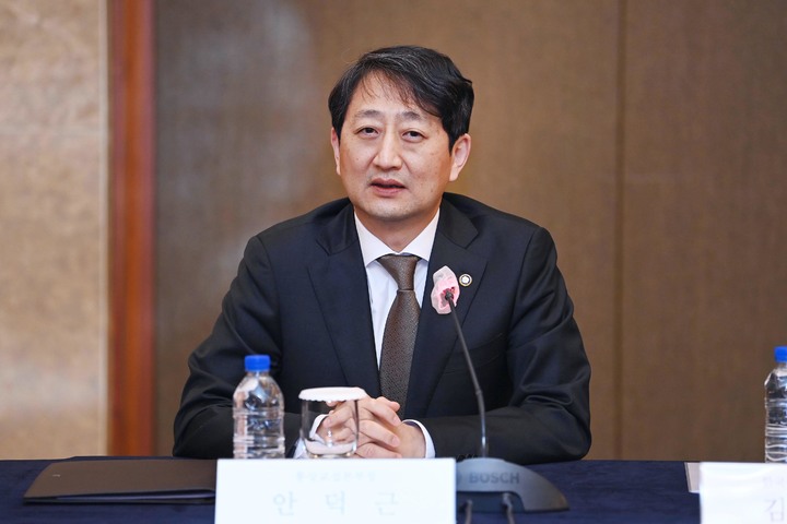 [서울=뉴시스] 안덕근 산업통상자원부 통상교섭본부장이 11일 오후 서울 중구 롯데호텔에서 열린 제16차 통상교섭민간자문위원회에 참석해 인사말을 하고 있다. (사진=산업통상자원부 제공) 2023.01.11. photo@newsis.com *재판매 및 DB 금지