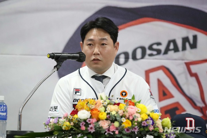 [서울=뉴시스] 김선웅 기자 = 두산 베어스로 이적한 양의지가 11일 서울 송파구 잠실야구장에서 열린 입단식에서 취재진 질문에 답변하고 있다. 2023.01.11. mangusta@newsis.com