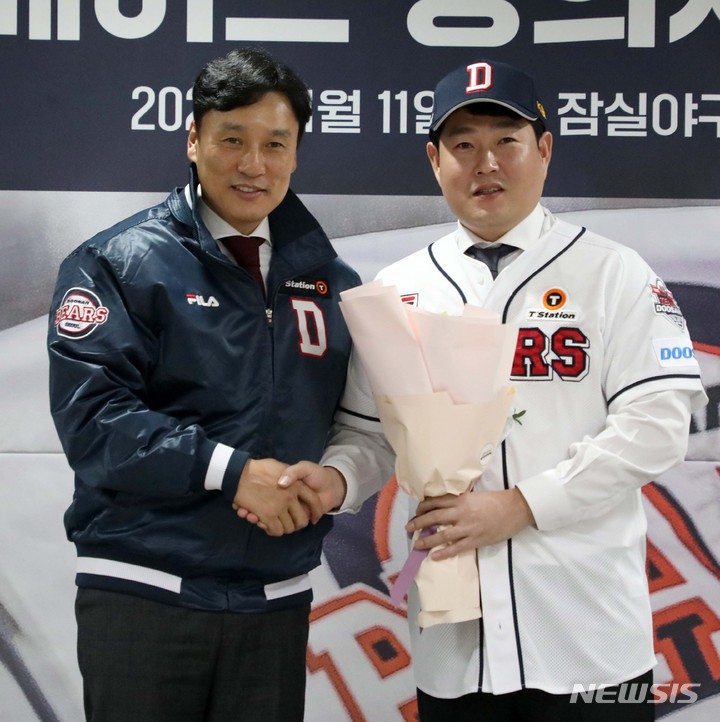 [서울=뉴시스] 김선웅 기자 = 두산 베어스로 이적한 양의지가 11일 서울 송파구 잠실야구장에서 열린 입단식에서 이승엽 감독과 기념촬영을 하고 있다. 2023.01.11. mangusta@newsis.com