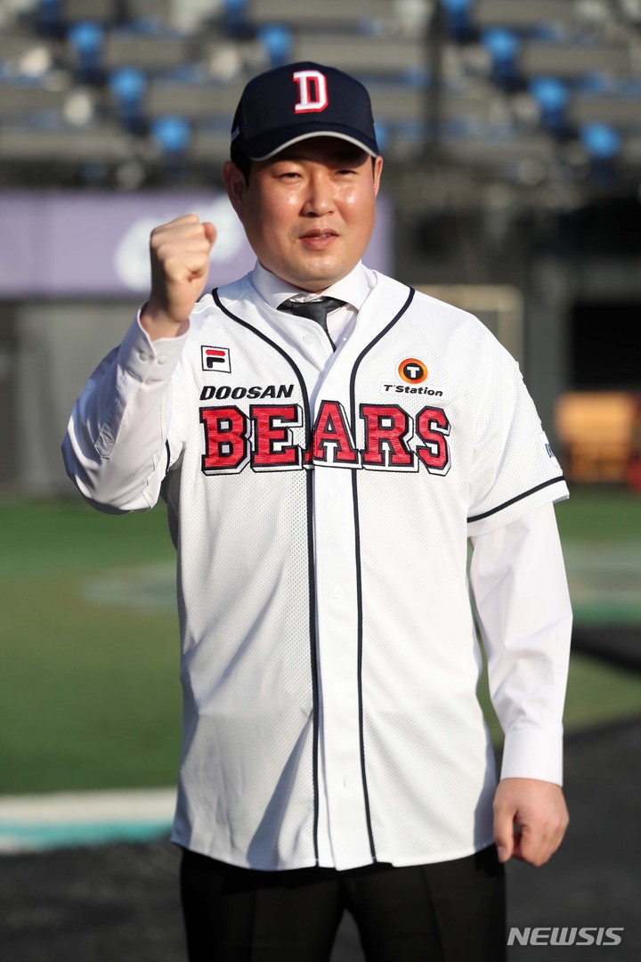 [서울=뉴시스] 김선웅 기자 = 두산 베어스로 이적한 양의지가 11일 서울 송파구 잠실야구장에서 열린 입단식을 마친 후 그라운드에서 포즈를 취하고 있다. 2023.01.11. mangusta@newsis.com