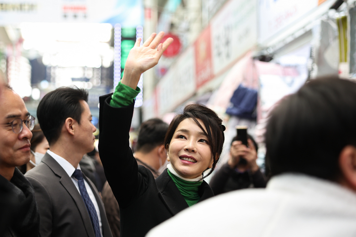 [서울=뉴시스] 윤석열 대통령 부인 김건희 여사가 11일 대구 서문시장을 찾아 시민들을 향해 인사하고 있다. (사진=대통령실 제공) 2023.01.11. photo@newsis.com *재판매 및 DB 금지