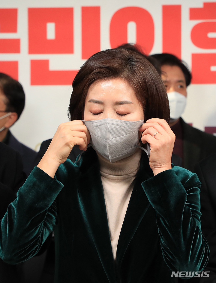 [서울=뉴시스] 고범준 기자 = 저출산고령사회위원회 부위원장직 사의를 표명한 나경원 전 국민의힘 의원이 11일 오후 서울 영등포구 국민의힘 중앙당사에서 열린 2023 서울시당 신년인사회에서 마스크를 착용하고 있다. (공동취재사진) 2023.01.11. photo@newsis.com