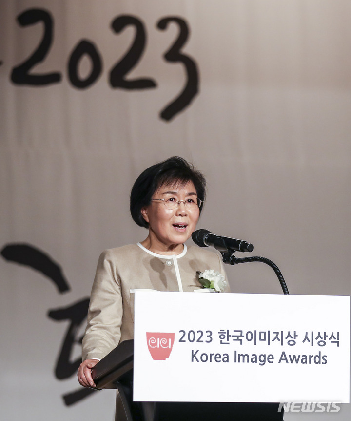[서울=뉴시스] 정병혁 기자 = 최정화 한국이미지커뮤니케이션연구원 CICI 이사장이 지난 1월11일 오후 서울 강남구 인터컨티넨탈 서울코엑스에서 열린 ‘한국이미지상’ 시상식에서 개회사를 하고 있다. 2023.01.11. jhope@newsis.com