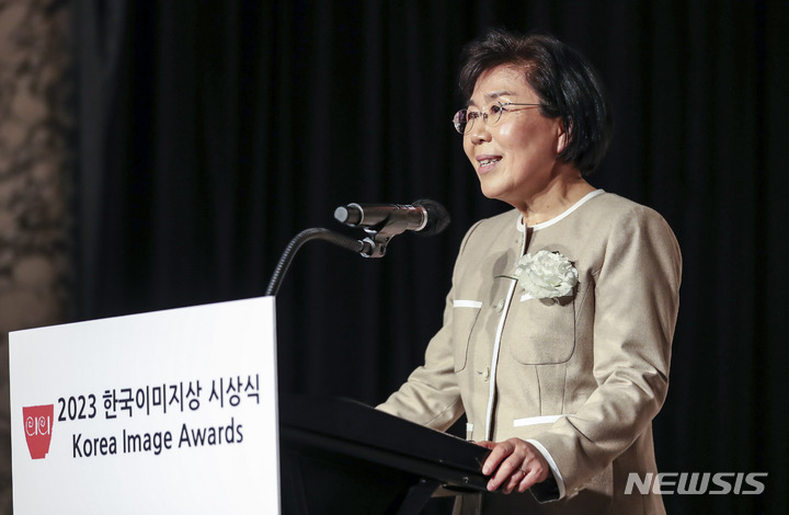 [서울=뉴시스] 정병혁 기자 = 최정화 한국이미지커뮤니케이션연구원 CICI 이사장이 11일 오후 서울 강남구 인터컨티넨탈 서울코엑스에서 열린 ‘한국이미지상’ 시상식에서 개회사를 하고 있다. 2023.01.11. jhope@newsis.com
