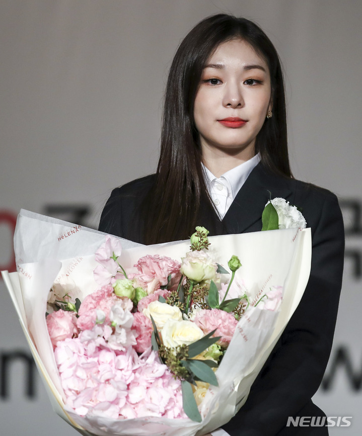 [서울=뉴시스] 정병혁 기자 = 전 피겨스케이팅 선수 김연아가 11일 오후 서울 강남구 인터컨티넨탈 서울코엑스에서 열린 한국이미지상 시상식에서 주춧돌상을 받은 뒤 소감을 밝히고 있다. 2023.01.11. jhope@newsis.com