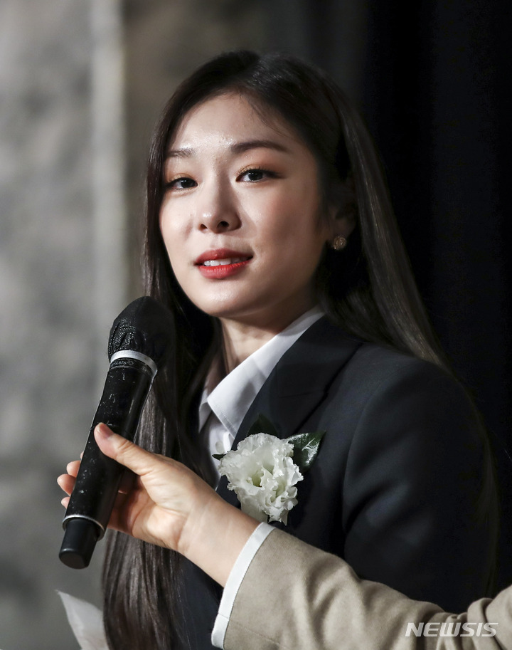 [서울=뉴시스] 정병혁 기자 = 전 피겨스케이팅 선수 김연아가 11일 오후 서울 강남구 인터컨티넨탈 서울코엑스에서 열린 한국이미지상 시상식에서 주춧돌상을 받은 뒤 소감을 밝히고 있다. 2023.01.11. jhope@newsis.com