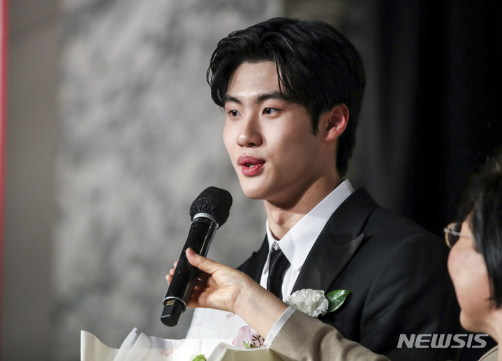 [서울=뉴시스] 정병혁 기자 = 수영선수 황선우가 11일 오후 서울 강남구 인터컨티넨탈 서울코엑스에서 열린 한국이미지상 시상식에서 새싹상을 받은 뒤 소감을 밝히고 있다. 2023.01.11. jhope@newsis.com