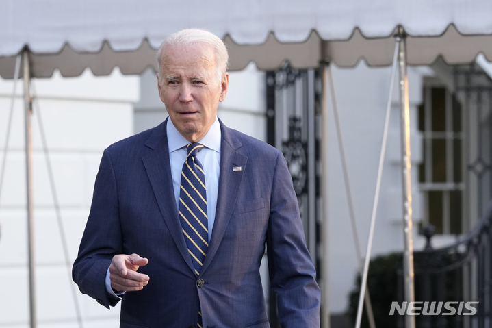 [워싱턴DC=AP/뉴시스]11일(현지시간) 미국 워싱턴DC 백악관 사우스론(South Lawn·남쪽 잔디밭)에서 질 바이든 여사와 함께 대통령 전용헬기 마린원에 탑승하기 전 기자들과 대화하기 위해 걸어가고 있다 2023.01.11.