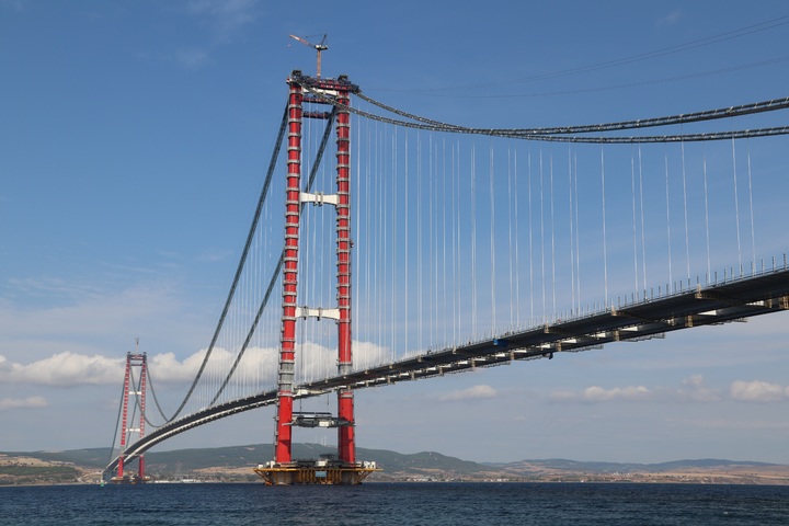 DL이앤씨와 SK에코플랜트가 합작으로 수행한 튀르키예 차나칼레 대교(말카라-차나칼레 고속도로 BOT 사업)는 유럽철강공사협회(ECCS)로부터 유럽 강철 교량상(European Steel Bridge Awards 2022)을 수상했다.(사진 제공=해외건설협회) *재판매 및 DB 금지