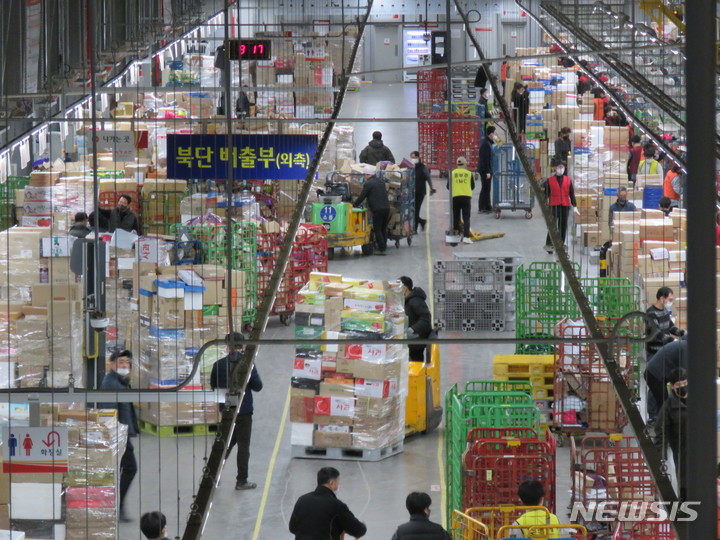 [서울=뉴시스]12일 오전 대전 동구 중부권광역우편물류센터(IMC) 직원들이 명절우편물의 안전한 배달을 위해 분류작업을 하고 있다. (사진=우정사업본부)