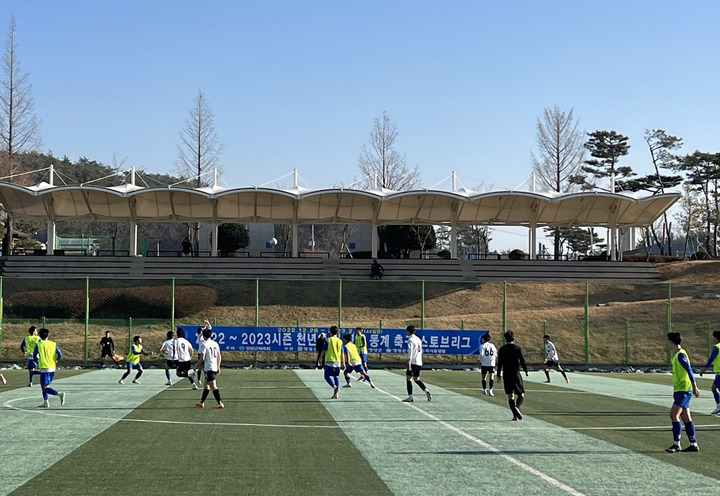 [영광=뉴시스] 영광스포티움에서 동계 전지훈련 하는 축구팀. (사진=영광군 제공) 2023.01.12. photo@newsis.com *재판매 및 DB 금지