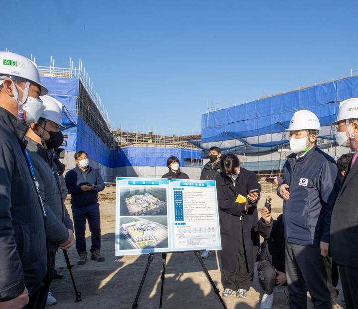 [서울=뉴시스] 홍찬선 기자 = 원희룡 국토교통부 장관이 준공이 두달여로 연기된 부산 강서구 명문초등학교를 찾아 관계자들에게 설명을 듣고 있다. (사진=국토교통부 제공) 2023.01.12 photo@newsis.com *재판매 및 DB 금지