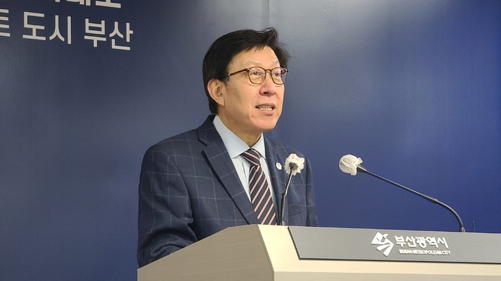 [부산=뉴시스] 권태완 기자 = 12일 오후 부산시청 브리핑룸에서 박형준 부산시장이 '건축 안전 사회로 전환하는 부산' 정책에 대해 설명하고 있다. 2023.01.12. kwon97@newsis.com *재판매 및 DB 금지