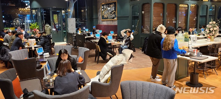 [서울=뉴시스] BBQ는 지난해 서울 송파구에 160평 규모로 프리미엄 플래그십 매장 'BBQ 빌리지점(BBQ Village)'을 오픈했다.(사진=BBQ제공)