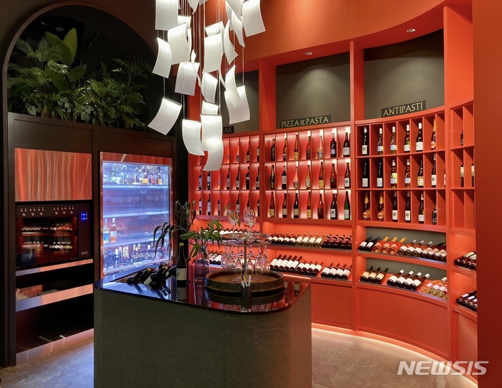 [서울=뉴시스]더플레이스 여의도IFC점은 스테이크와 와인을 강화한 특화매장이다.(사진=CJ푸드빌 제공)