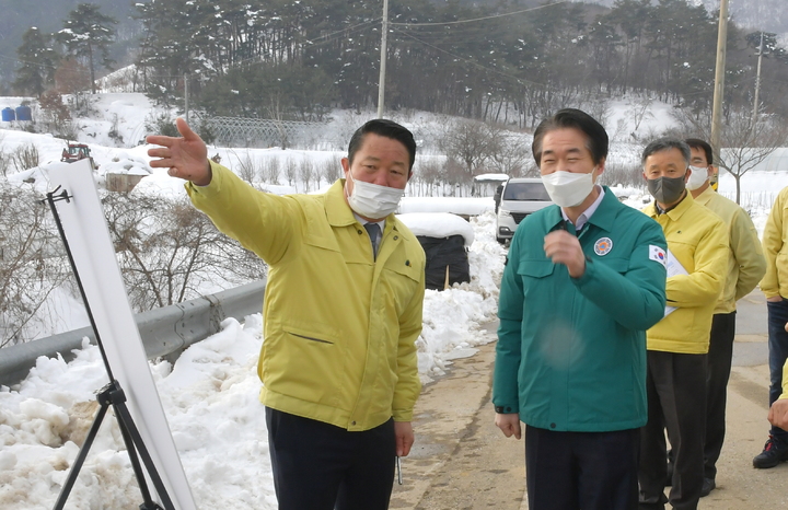 지난해 12월21일~24일 사이 전북 순창군에는 63.7㎝라는 기록적인 폭설이 내려 많은 물적피해가 발생했다. 같은 달 30일 폭설피해 현장을 방문한 행정안전부 재난안전관리본부의 김성호 본부장(오른쪽)에게 최영일 군수(왼쪽)가 폭설과 피해상황에 대해 설명하고 있다.  *재판매 및 DB 금지