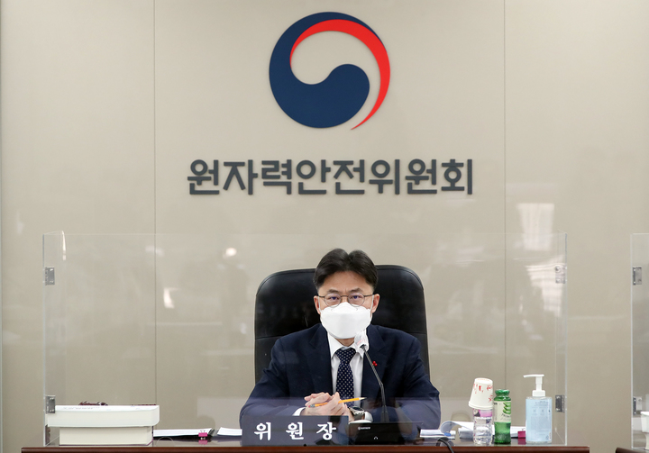 유국희 원자력안전위원회 위원장은 12일 원자력안전위원회 대회의실에서 열린 제170회 원자력안전위원회 회의에 참석해 위원들과 안건에 대해 논의하고 있다. (사진=원자력안전위원회 제공) *재판매 및 DB 금지