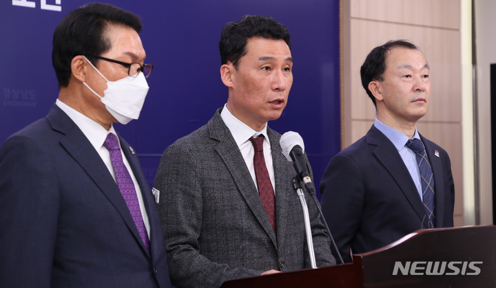 [창원=뉴시스] 홍정명 기자= 12일 오후 경남도청 프레스센터에서 하종목(가운데) 경남도 기획조정실장이 마산로봇랜드 항소심 패소 관련 브리핑을 하고 있다.(사진=경남도 제공) 2023.01.12. photo@newsis.com