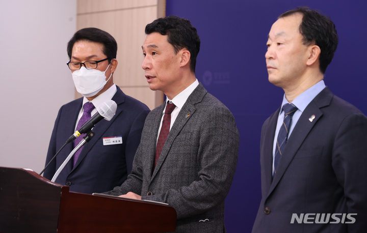 [창원=뉴시스] 홍정명 기자= 12일 오후 경남도청 프레스센터에서 하종목(가운데) 경남도 기획조정실장이 마산로봇랜드 항소심 패소 관련 브리핑을 하고 있다.(사진=경남도 제공) 2023.01.12. photo@newsis.com