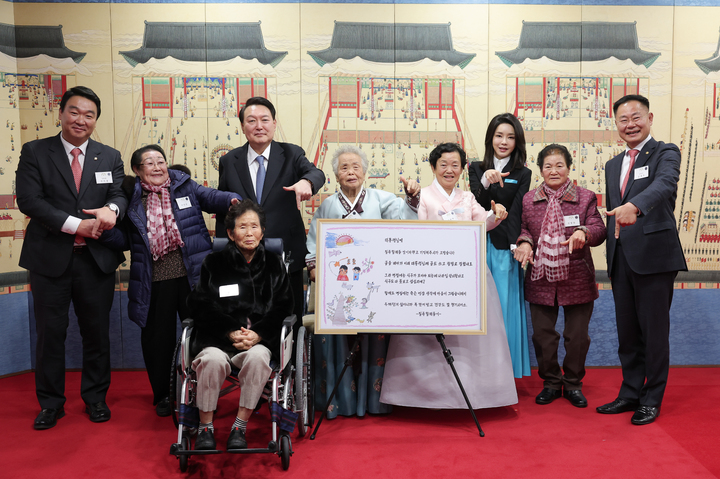 칠곡 할머니들이 윤석열 대통령, 김건희 여사와 기념사진을 찍고 있다. (사진=대통령실 제공) *재판매 및 DB 금지