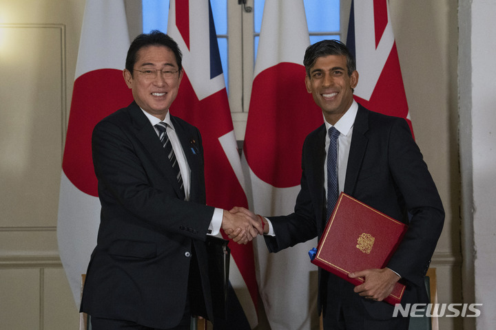 [런던=AP/뉴시스] 기시다 후미오(왼쪽) 일본 총리와 리시 수낵 영국 총리가 지난 11일(현지시간) 영국 런던의 런던 타워에서 방위협정에 서명 후 악수하고 있다. 2023.01.31.
