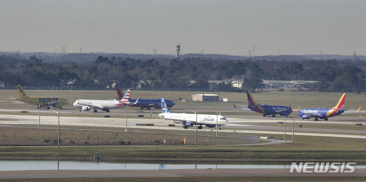 [올랜도=AP/뉴시스] 미 연방항공청(FAA)은 연방정부 셧다운 장기화에 따른 안전 문제로 미 전역 40개 공항 항공편 운항을 10% 감축하라고 지시했다. 사진은 2023년 1월 미국 플로리다주 올랜도 국제공항에 항공기들이 대기하고 있는 모습으로, 기사와 무관. 2025.11.07.