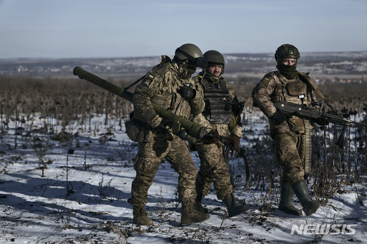 [솔레다르=AP/뉴시스]11일(현지시간) 우크라이나 솔레다르 인근 최전방에서 우크라이나 군인들이 경계하고 있다. 2023.01.12.