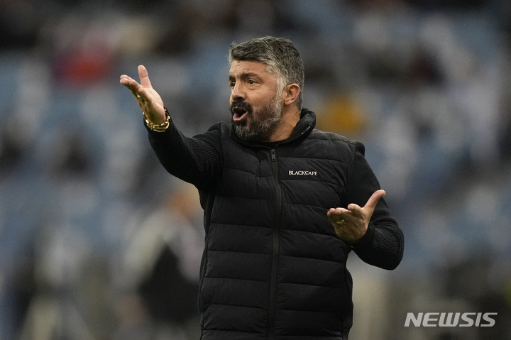 [리야드=AP/뉴시스] 젠나로 가투소 발렌시아 감독이 12일(한국시간) 사우디아라비아 리야드에서 열린 레알 마드리드와 스페인 슈퍼컵 4강전에서 선수들에게 지시를 내리고 있다. 2023.01.12.