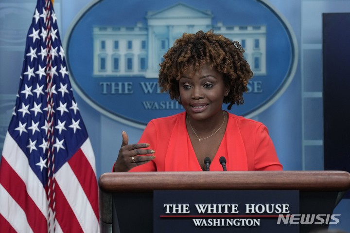 [워싱턴=AP/뉴시스] 커린 잔피에어 백악관 대변인이 11일(현지시간) 백악관에서 일일 브리핑하고 있다. 2023.01.12.