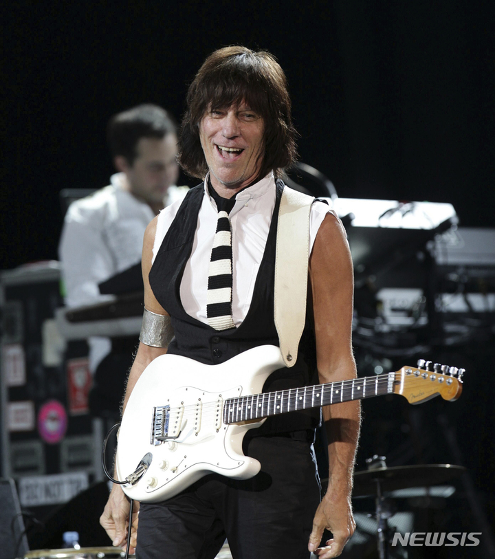 [런던=AP/뉴시스] 영국의 세계적인 록 기타리스트 제프 벡이 급성 세균성 수막염으로 투병 중 10일(현지시간) 타계했다고 그의 대리인이 밝혔다. 향년 78세. 제프 벡은 록 그룹 '야드버즈'와 '제프 벡 그룹'에서 활동했었던 세계 최고의 기타리스트 중 한 명이었다. 사진은 제프 벡이 2011년 1월 영국 런던에서 열린 암 극복 콘서트에서 공연하는 모습. 2023.01.12.