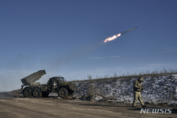 [솔레다르=AP/뉴시스] 11일(현지시간) 우크라이나 도네츠크주 솔레다르에서 우크라이나군이 러시아 진지를 향해 그라드 다연장 로켓포를 발사하고 있다. 러시아 용병단 와그너 그룹은 솔레다르가 함락됐다고 주장했으나, 우크라이나 측은 전투가 계속 진행 중이라고 반박했다. 2023.01.12.