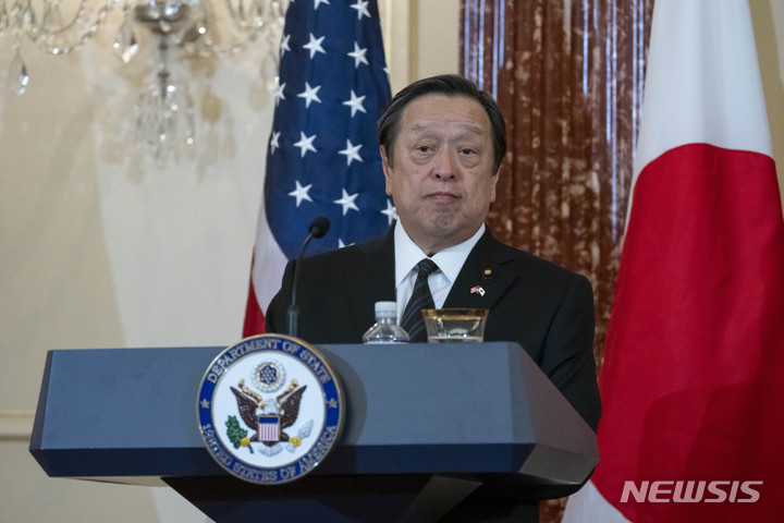 [워싱턴DC=AP/뉴시스]미국 워싱턴DC 소재 국무부에서 1월 11일(현지시간) 하마다 야스카즈 일본 방위상이 기자회견에 참석했다. 2023.04.24.