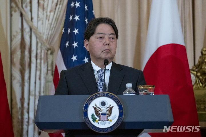 [워싱턴DC=AP/뉴시스]지난 11일(현지시간) 미국 워싱턴DC 국무부에서 열린 기자회견에서 하야시 요시마사 일본 외무상이 참석해 발언 차례를 기다리고 있다. 2023.01.17.