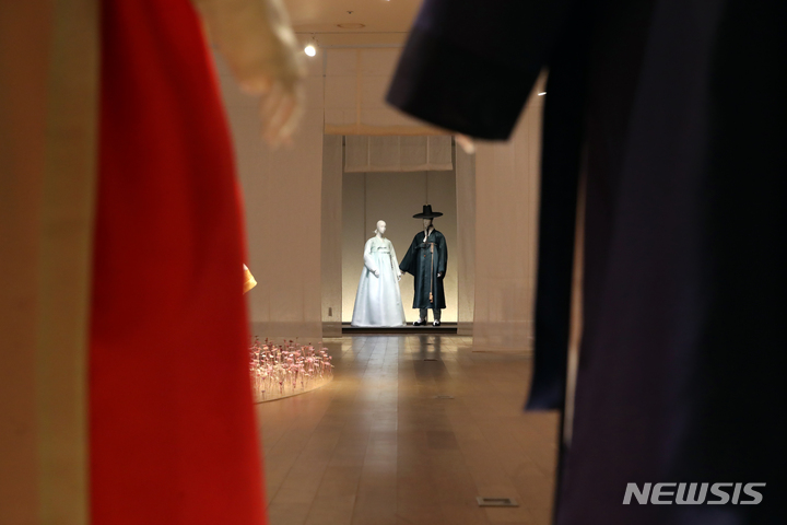 [서울=뉴시스] 박진희 기자 = 한국공예·디자인문화진흥원이 12일 서울 종로구 아라아트센터에서 전통한복 전시 '전통한복, 일생의례'를 개최하고 제례 한복을 전시하고 있다. 자료사진. 2023.01.12. pak7130@newsis.com