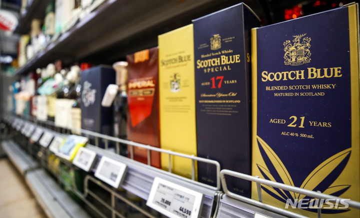[서울=뉴시스] 정병혁 기자 = 식품의약품안전처가 26일 발표한 2022년 국내 수입식품 통계에 따르면 위스키 수입이 해마다 증가하고 있다. 지난 12일 서울시내 대형마트에 위스키 스카치블루가 진열되어 있다. 2023.01.26. jhope@newsis.com