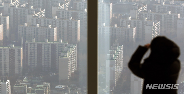 [서울=뉴시스] 조성우 기자 = 서울 송파구 롯데월드타워 서울스카이 전망대에서 바라 본 아파트 단지. 2023.01.12. xconfind@newsis.com