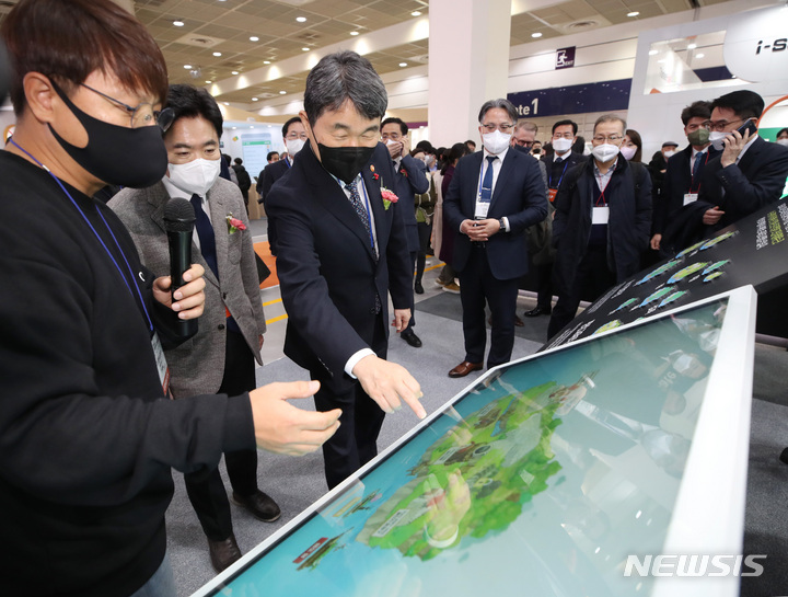 [서울=뉴시스] 김진아 기자 = 이주호 사회부총리 겸 교육부 장관 등이 지난달 12일 오전 서울 강남구 코엑스에서 열린 제20회 대한민국 교육박람회를 둘러보고 있다. 2023.02.22. photo@newsis.com