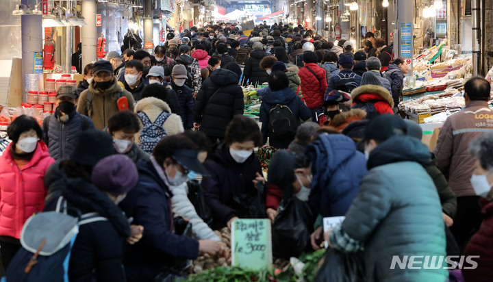 [서울=뉴시스] 백동현 기자 = 지난 12일 오전 서울 동대문구 청량리농수산물시장에서 시민들이 장을 보고 있다. 2023.01.12. livertrent@newsis.com