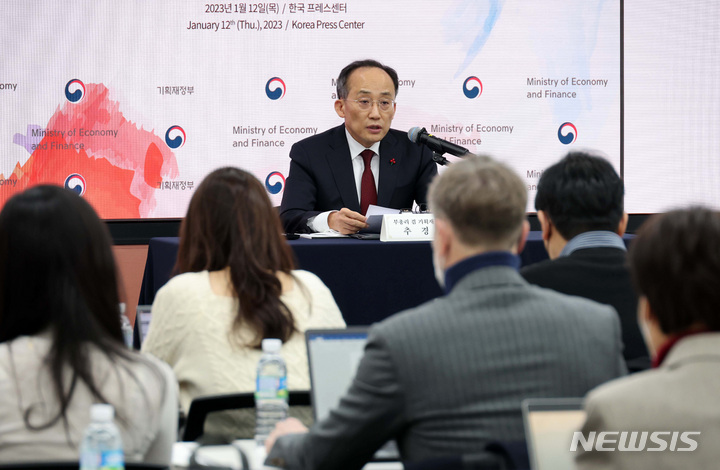 [서울=뉴시스] 조성우 기자 = 추경호 경제부총리 겸 기획재정부 장관이 지난달 12일 오후 서울 중구 한국프레스센터에서 열린 외신기자 간담회에서 발언하고 있다. (공동취재사진) 2023.01.12. photo@newsis.com