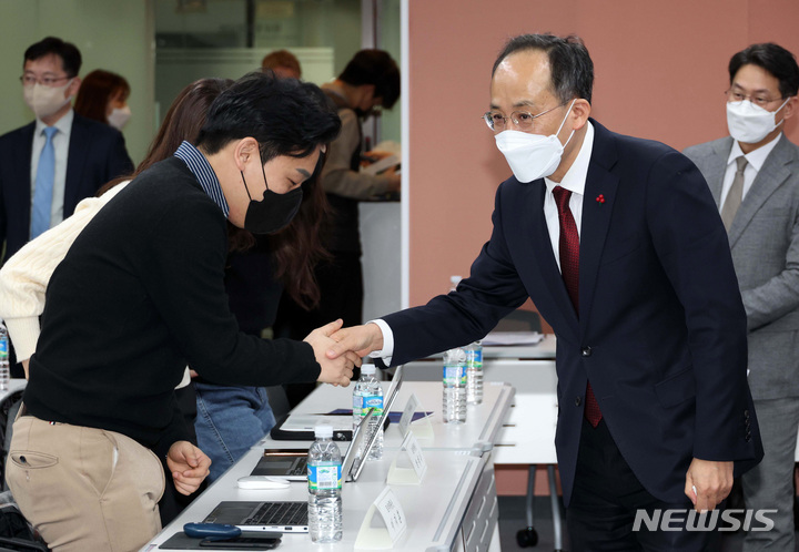 [서울=뉴시스] 조성우 기자 = 추경호 경제부총리 겸 기획재정부 장관이 12일 오후 서울 중구 한국프레스센터에서 열린 외신기자 간담회에서 기자들과 인사하고 있다. (공동취재사진) 2023.01.12. photo@newsis.com