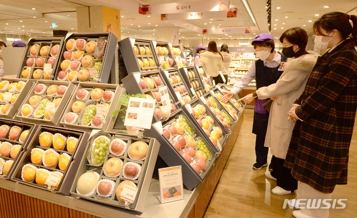 [울산=뉴시스] 배병수 기자 = 설 명절 열흘 앞둔 12일 울산 남구 롯데백화점 울산점에서 소비자들이 과일선물세트를 보고 있다. 2023.01.12. bbs@newsis.com.