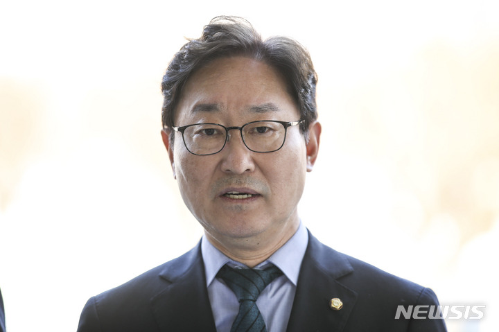 [과천=뉴시스] 정병혁 기자=지난 12일 박범계 더불어민주당 의원이 경기 과천 정부과천청사 민원실 앞에서 발언하고 있다. 2023.01.12. jhope@newsis.com