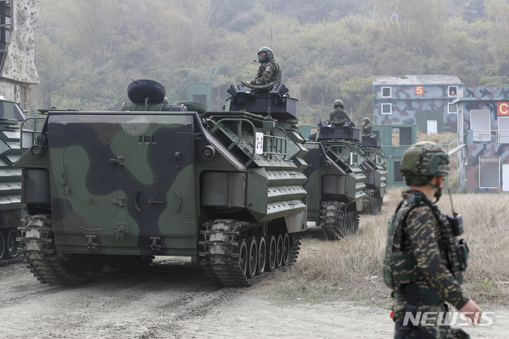 [가오슝=AP/뉴시스] 12일(현지시간) 대만 가오슝에서 군사훈련이 열려 대만군의 강습 상륙 장갑차량이 진격하고 있다. 이번 훈련은 대만 국방부가 최근 중국의 새로운 위협에 대응해 열렸다. 2023.01.12.
