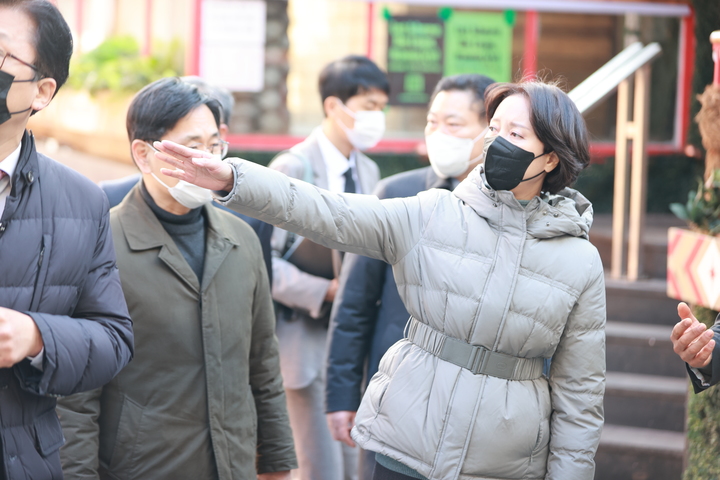 [서울=뉴시스] 김선웅 기자 = 이영 중소벤처기업부 장관이 지난달 12일 서울 용산구 이태원 참사 현장을 둘러보고 있다. (사진=중소벤처기업부 제공) 2023.02.03. photo@newsis.com *재판매 및 DB 금지