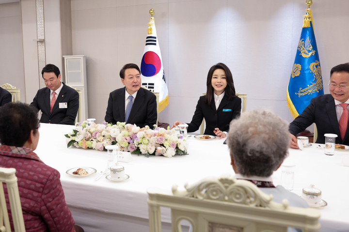 [서울=뉴시스] 윤석열 대통령과 부인 김건희 여사가 12일 서울 용산 대통령실에서 '칠곡할매글꼴'을 만든 주인공인 칠곡 할머니 다섯 분을 초청해 환담하고 있다. (사진=대통령실 제공) 2023.01.12. photo@newsis.com *재판매 및 DB 금지