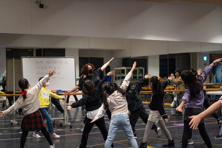 [서울=뉴시스]뮤지컬 '마틸다' 원데이 클래스. (사진=신시컴퍼니 제공) 2023.01.13. photo@newsis.com *재판매 및 DB 금지