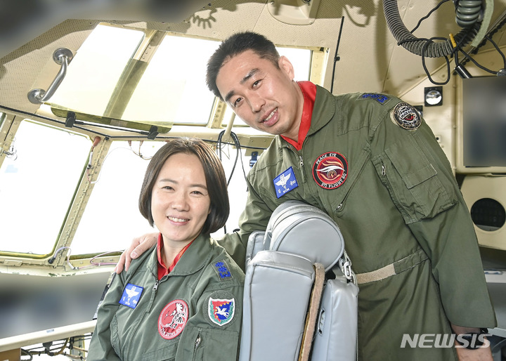 [서울=뉴시스] 공군 최초 비행대대장 부부인 김익규(오른쪽), 김민지 중령이 C-130 수송기 조종석에서 포즈를 취하고 있다. (사진=공군 제공) 2023.01.13