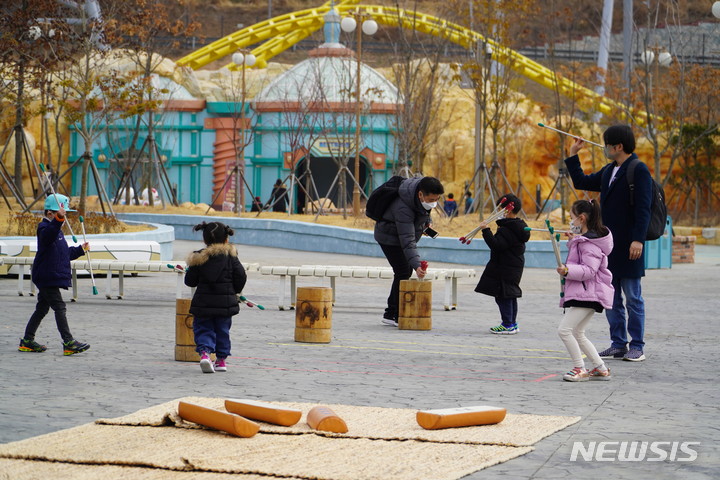 [창원=뉴시스] 경남 마산로봇랜드 투호놀이 체험장.(사진=마산로봇랜드 제공) 2023.01.13.  photo@newsis.com