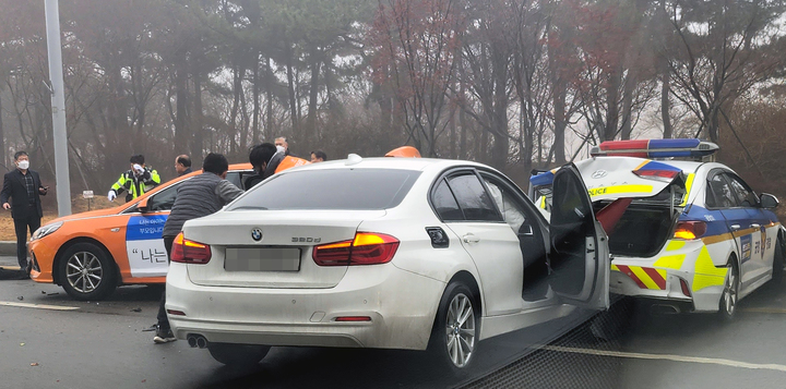 [인천공항=뉴시스] 인천공항 제1여객터미널에서 서울 방향 진입로에서 BMW 처량이 순찰차를 추돌하는 사고가 발생했다. (사진=독자 제공) 2023.01.13. photo@newsis.com *재판매 및 DB 금지